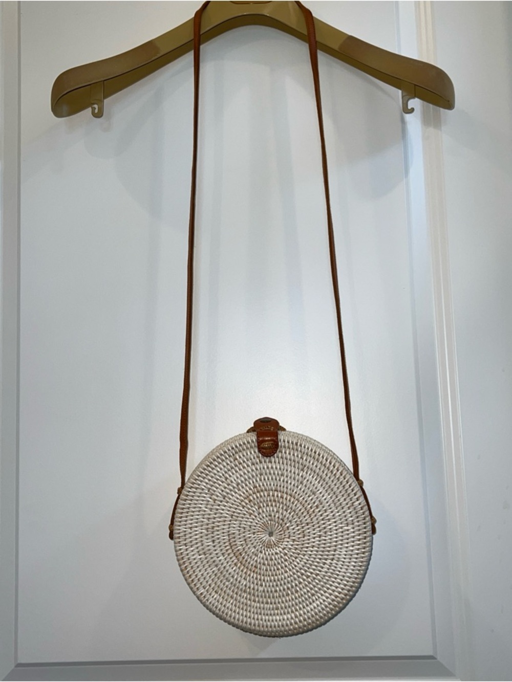 Studio Collection hand Woven Round Crossbody Bag in Ivory and Tan new
